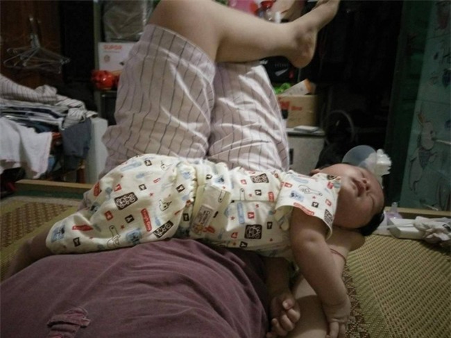 Chùm ảnh: Tranh thủ lúc con say giấc, các mẹ chụp được cả tá ảnh về dáng ngủ hay ho bá đạo của con - Ảnh 9.