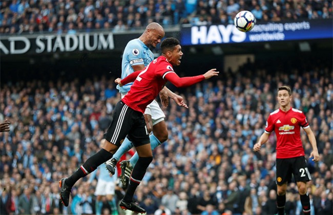 Pogba lap cu dup, MU nguoc dong ha Man City tren san khach hinh anh 1