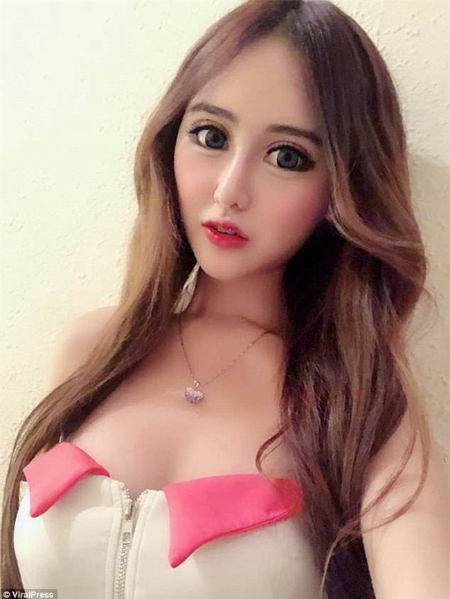 Đang yên lành nổi tiếng xinh xắn, hotgirl Instagram đi phẫu thuật thẩm mỹ cho giống búp bê để rồi fan chẳng nhận ra - Ảnh 2.