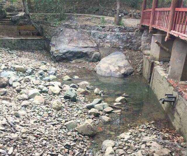 hoc sinh tu vong khi di da ngoai: "chau nga sap mat xuong vung nuoc nong roi tu vong" - 2