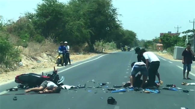 Nhóm thanh niên thử tài lao xe vào nhau, 2 người chết tại chỗ - Ảnh 1.
