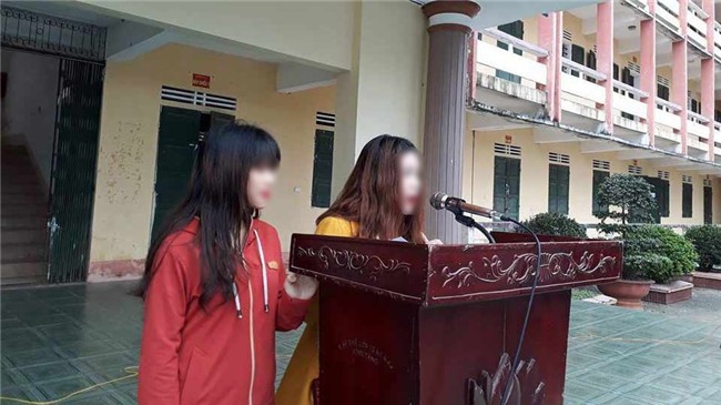 Lột áo nữ sinh đánh ghen do hiểu nhầm, hai chị em dâu xin lỗi công khai trước 1.800 học sinh - Ảnh 1.
