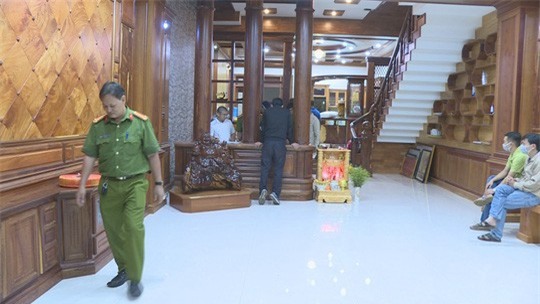 Để lại thư tuyệt mệnh, người đàn ông chết trong ngôi nhà chục tỉ - Ảnh 2.