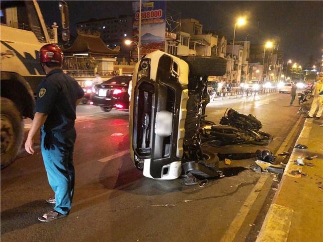 TP.HCM: Ô tô điên mất lái, húc văng người đàn ông đi xe máy rơi khỏi cầu Kênh Tẻ tử vong - Ảnh 2.