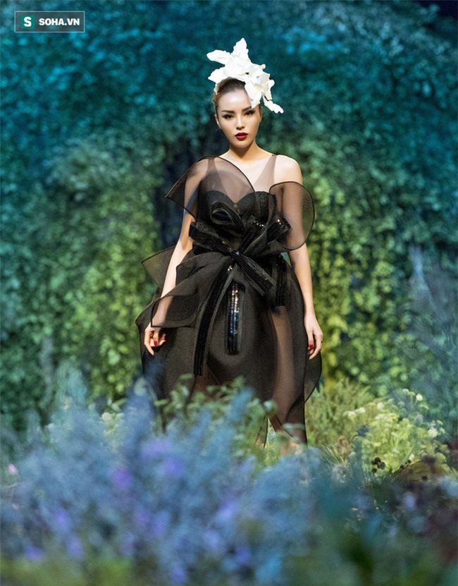 Không còn nhận ra Hoa hậu Kỳ Duyên khi cô đứng trên sàn catwalk và sải bước - Ảnh 2.