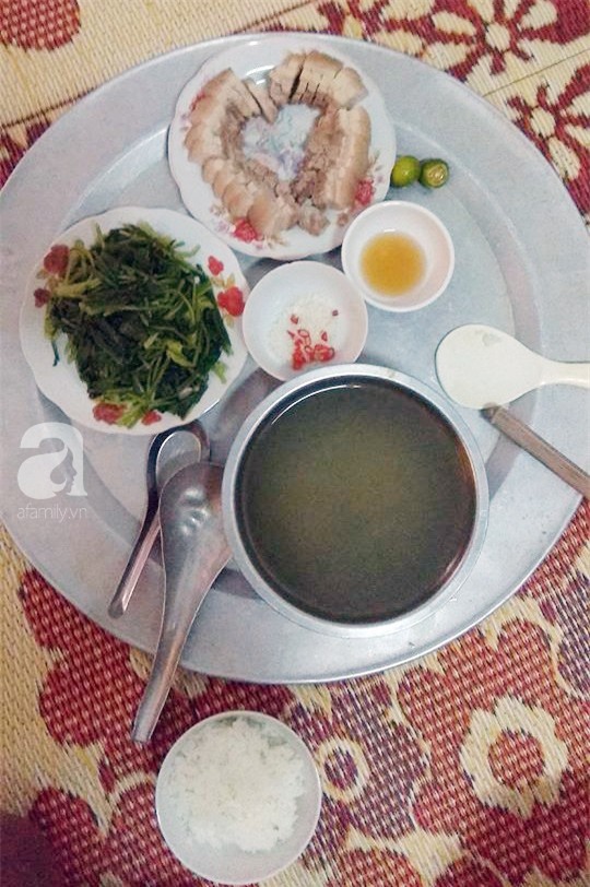 Nấu cơm cho vợ xếp thịt hình... trái tim, anh chồng khiến cư dân mạng “dậy sóng” và sự thật khó ngờ - Ảnh 1.