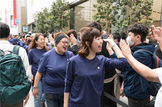 1.000 nguoi noi duoi nhau truoc Apple Store moi mo o Nhat Ban hinh anh 2