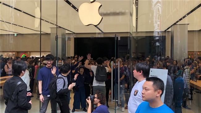 1.000 nguoi noi duoi nhau truoc Apple Store moi mo o Nhat Ban hinh anh 3