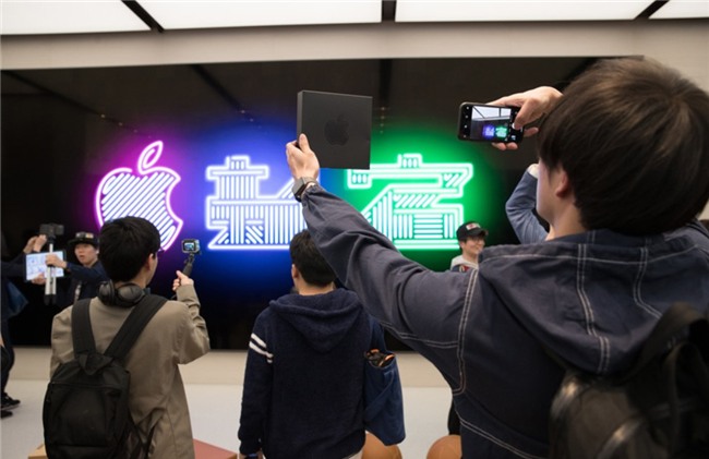 1.000 nguoi noi duoi nhau truoc Apple Store moi mo o Nhat Ban hinh anh 4
