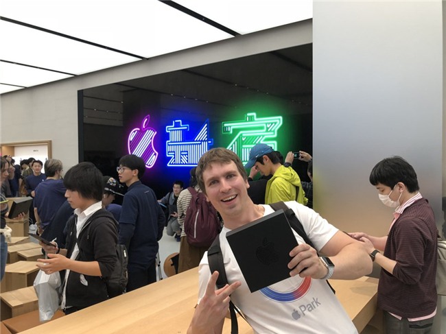 1.000 nguoi noi duoi nhau truoc Apple Store moi mo o Nhat Ban hinh anh 7
