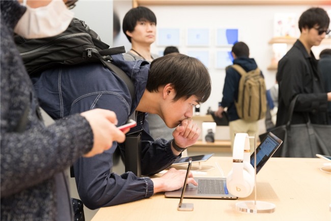 1.000 nguoi noi duoi nhau truoc Apple Store moi mo o Nhat Ban hinh anh 9