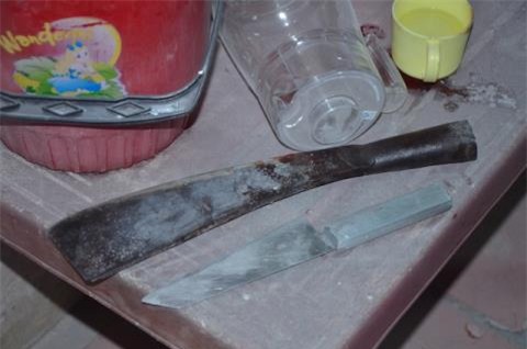 Chặt đầu hàng xóm vì đi vào đất vườn không xin phép