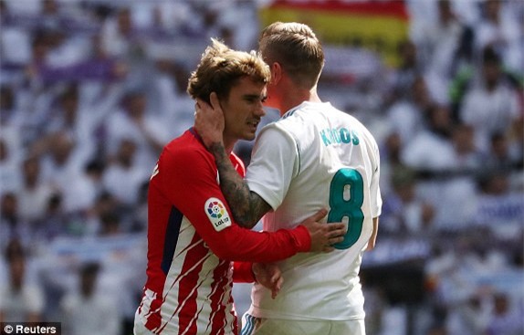 Real 1-1 Atletico: Ronaldo goi, Griezmann tra loi hinh anh 1