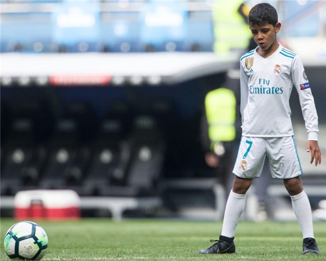 Con trai Ronaldo lần đầu khoác áo Real Madrid, thần thái y hệt bố - Ảnh 3.