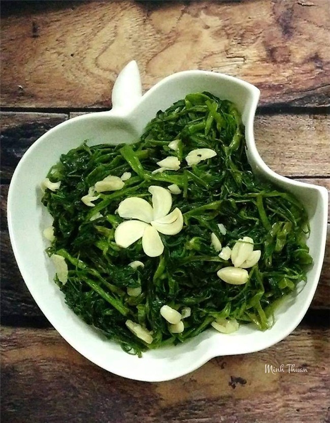 me dam khoe cac dia rau khien dan mang thot len "chi la rau thoi co can dep the khong?" - 12