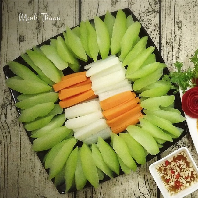 me dam khoe cac dia rau khien dan mang thot len "chi la rau thoi co can dep the khong?" - 6