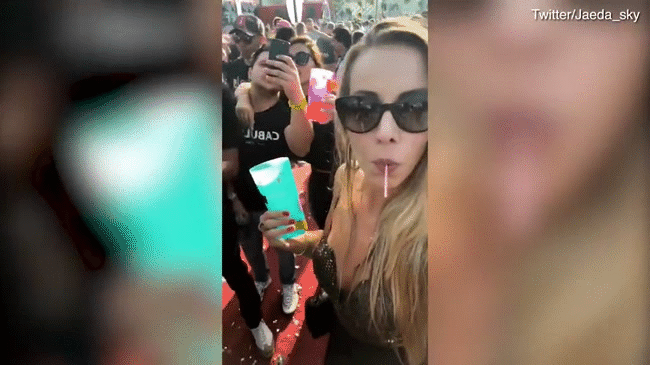 Xôn xao vụ việc cô gái đang lắc lư hết mình theo điệu nhạc thì bị kẻ gian thả thuốc lạ vào cốc nước