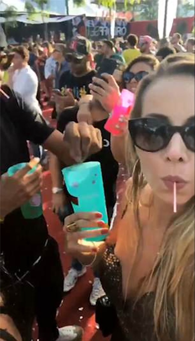 Xôn xao vụ việc cô gái đang lắc lư hết mình theo điệu nhạc thì bị kẻ gian thả thuốc lạ vào cốc nước