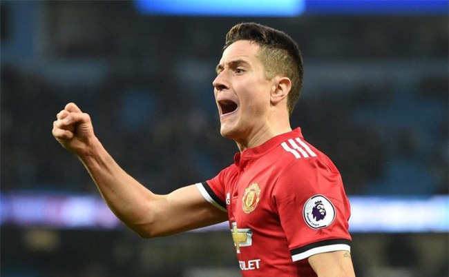 Ander Herrera ngang nhiên nhổ nước bọt vào logo Man City - Ảnh 1.