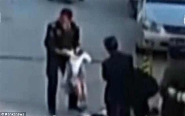 thot tim canh me di tren duong nga de len con trai 6 thang tuoi va ket cuc khong ngo - 2