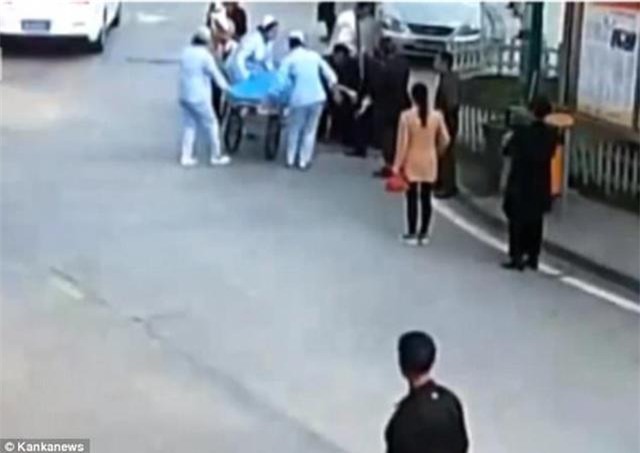 thot tim canh me di tren duong nga de len con trai 6 thang tuoi va ket cuc khong ngo - 3