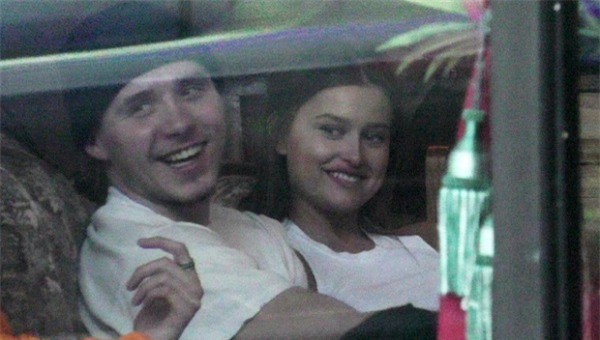 Brooklyn Beckham cười nói vui vẻ và hôn Lexi Wood.