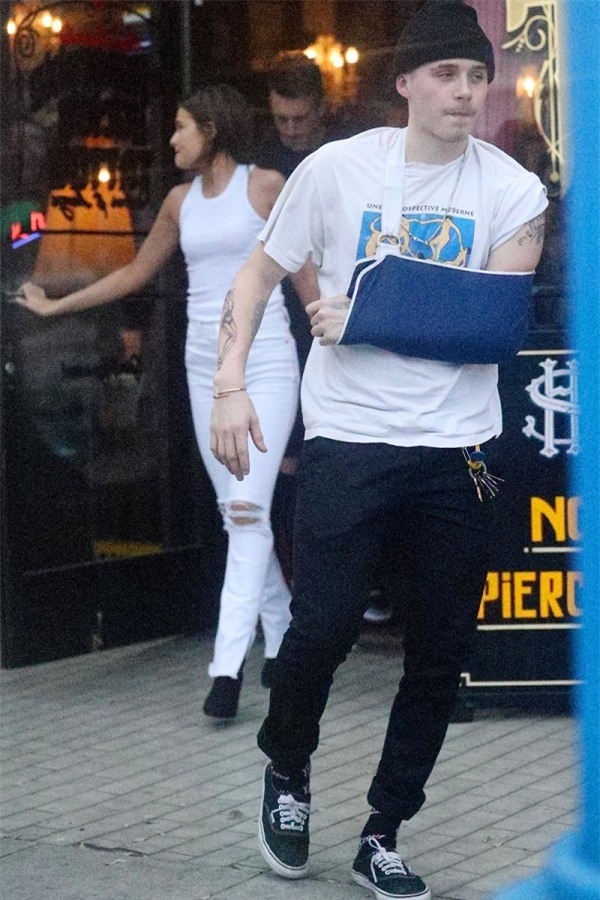 Cả hai ra về cùng nhau sau khi Brooklyn có hình xăm mới ở cánh tay.