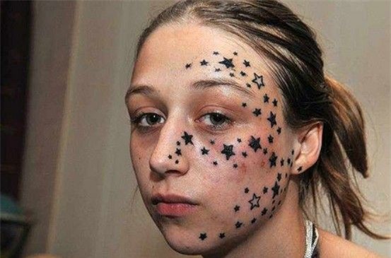 Lỡ thiếp đi một chút, cô gái trẻ kinh hoàng khi thức dậy đã bị xăm 56 ngôi sao trên mặt và kết cục không ai ngờ - Ảnh 1.