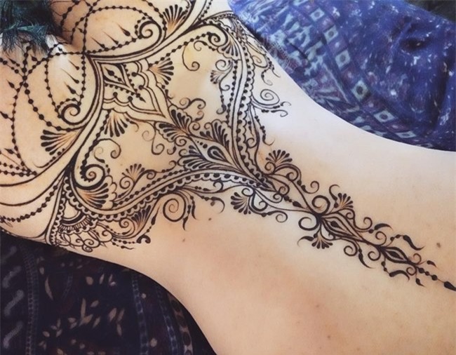Hình vẽ henna giúp bạn thể hiện cá tính và phong cách của chính mình. Họa tiết tinh tế, màu sắc tươi sáng, đan xen trên tay bạn là điều tuyệt vời. Hãy xem các hình ảnh liên quan để tìm kiếm sự cảm hứng cho bản thân.