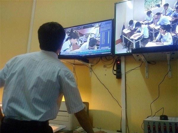 Lap camera, cho hoc sinh danh gia giao vien co tranh duoc bao hanh? hinh anh 1