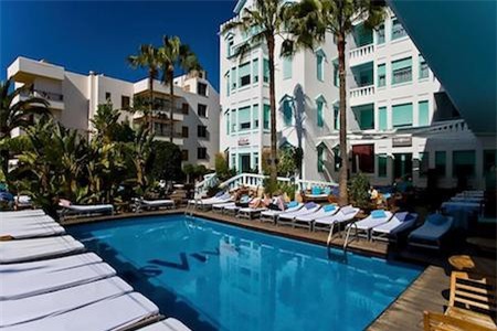 … với khách sạn 4 sao MiM Ibiza Es Vive