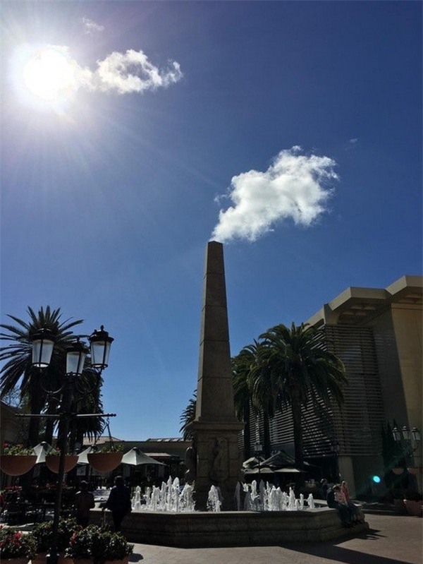 Chẳng biết là đài phun nước hay là ống khói nữa?