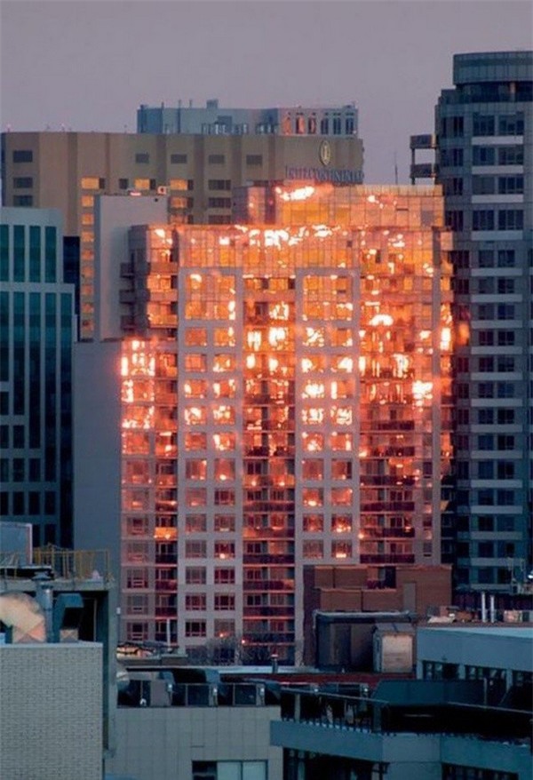 Một vụ hỏa hoạn? Thực chất chỉ là ánh mặt trời phản chiếu trên tòa nhà