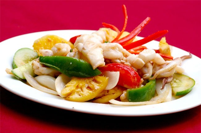 Khi gái miền biển xung phong vào bếp làm mực xào, từ bạn bè đến cộng đồng mạng phải khóc ròng vì nhìn như nước cống - Ảnh 2.