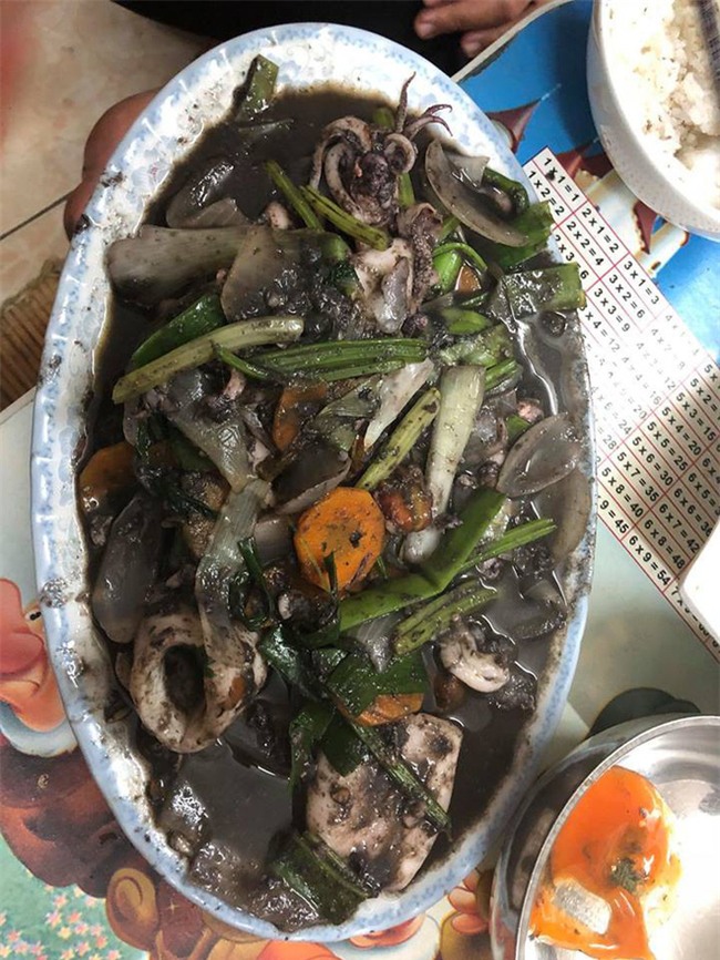 Khi gái miền biển xung phong vào bếp làm mực xào, từ bạn bè đến cộng đồng mạng phải khóc ròng vì nhìn như nước cống - Ảnh 3.