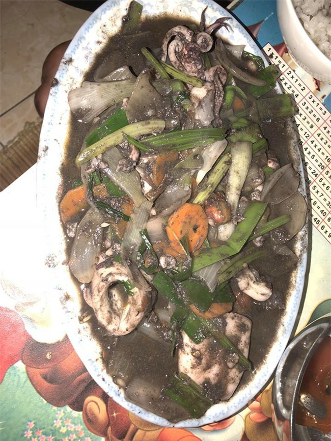 Khi gái miền biển xung phong vào bếp làm mực xào, từ bạn bè đến cộng đồng mạng phải khóc ròng vì nhìn như nước cống  - Ảnh 4.