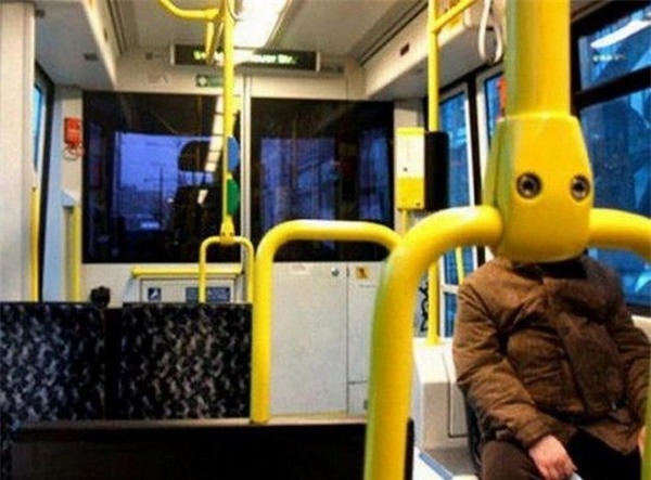 Trong tương lai, người máy đi xe buýt có lẽ là điều không quá xa lạ. Nhưng ở hiện tại, đây chỉ là một hình ảnh trùng hợp thú vị