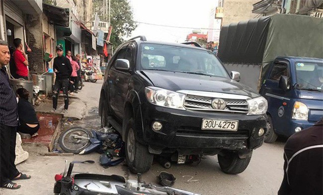 Vụ xe điên gây tai nạn thương tâm ở Hà Nội: Mẹ gãy chân nằm viện không hay biết con gái 7 tuổi đã mất - Ảnh 1.