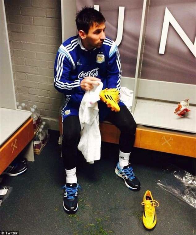 Man Utd lấy ảnh Messi tự lau giày để giáo dục cầu thủ