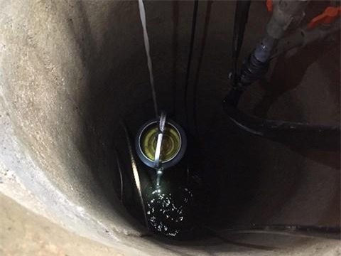 Kỳ lạ nước giếng biến thành giếng dầu, người dân đua nhau đến lấy-1