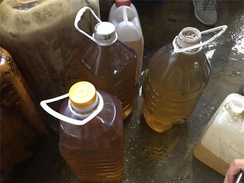 Kỳ lạ nước giếng biến thành giếng dầu, người dân đua nhau đến lấy-2