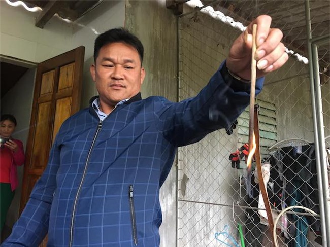 Kỳ lạ nước giếng biến thành giếng dầu, người dân đua nhau đến lấy-3