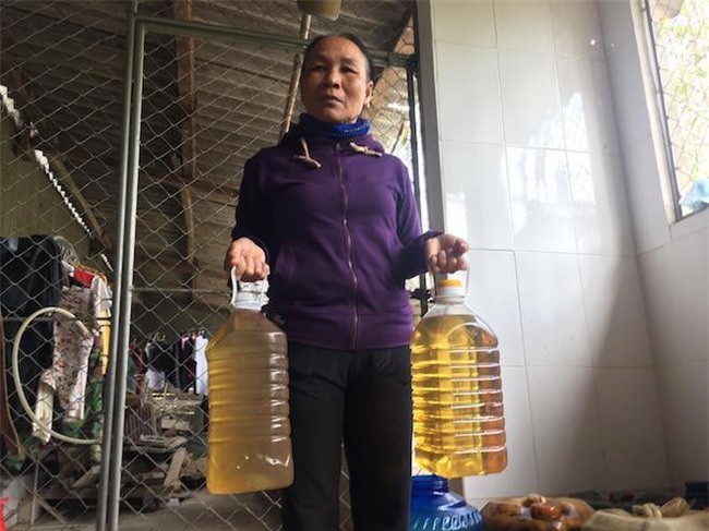 Kỳ lạ nước giếng biến thành giếng dầu, người dân đua nhau đến lấy-4