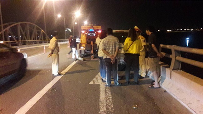 Chồng say rượu lái ô tô, vợ nhảy ra ngoài thoát chết rồi tá hỏa hay tin chồng vứt lại xe, nhảy cầu tự tử