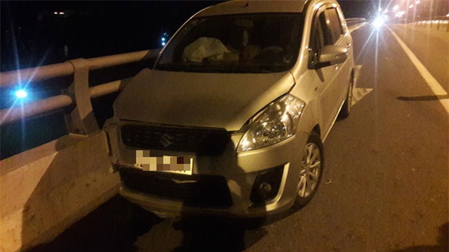 Chồng say rượu lái ô tô, vợ nhảy ra ngoài thoát chết rồi tá hỏa hay tin chồng vứt lại xe, nhảy cầu tự tử