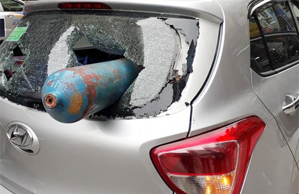 Hà Nội: Bình gas dài cả mét phi thủng xe ô tô khiến nhiều người sợ hãi - Ảnh 2.