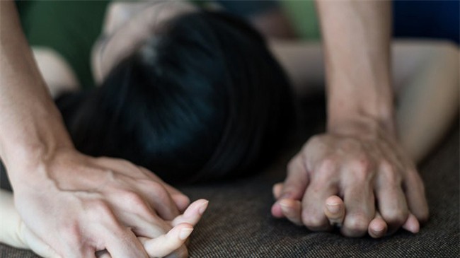 Câu chuyện về người phụ nữ không thể chăm sóc nổi con mình vì kí ức bị hãm hiếp 16 năm trước đeo bám - Ảnh 1.