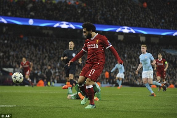 'Vua Ai Cap' toa sang, Liverpool tien Man City roi Champions League hinh anh 2