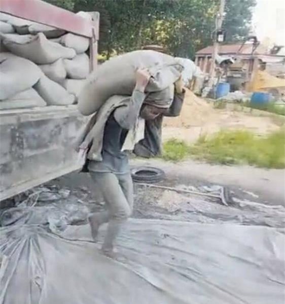 Cô gái 27 tuổi mỗi ngày vác 20 tấn xi măng và câu chuyện cay đắng đằng sau khiến ai cũng mủi lòng - Ảnh 1.