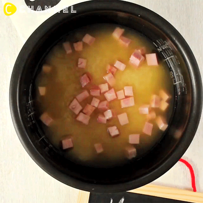 Vo gạo nấu cơm, cô gái cho cả bắp ngô và thịt sống vào nồi cơm điện, ai cũng nghi ngờ nhưng rồi tròn mắt với món cơm trộn ngon mê li - Ảnh 4.